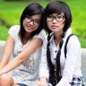 读者头像：一位戴着眼镜凑近屏幕辨认小字号中文的玩家